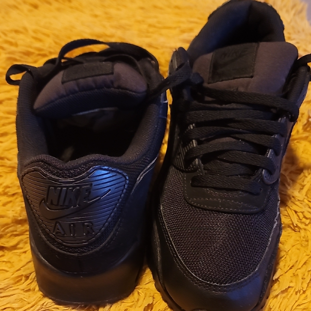 Men's Black Nike Air MAX Sneakers - Picture 2 of 4